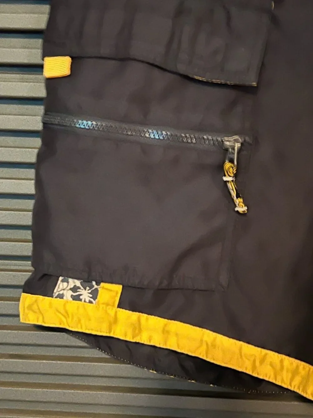 Plugg Co. Mens Cargo Board Shorts Black & Yellow Floral‎ Accents Size M